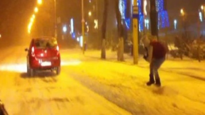 Cum a ajuns o ştire de anul trecut să facă senzaţie anul ăsta: Tineri teribilişti, dându-se cu placa prin Mamaia